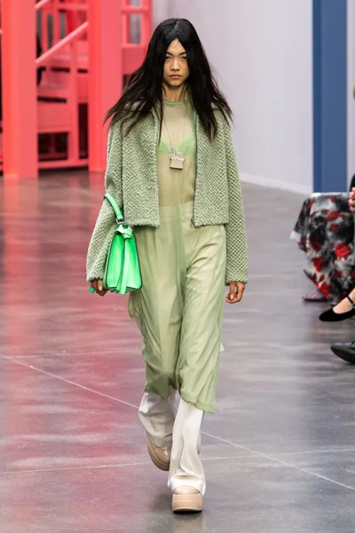 Look 18